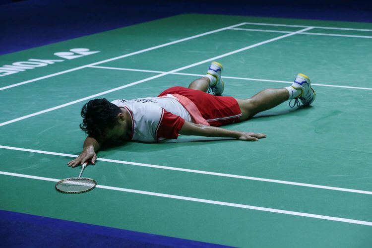 Pemain tunggal putra Indonesia, Anthony Sinisuka Ginting bertanding melawan tunggal putra Denmark, Viktor Axelsen pada babak perempat final Indonesia Open 2022 di Istora Senayan, Jumat (17/6/2022). Langkah Anthony Ginting harus terhenti usai kalah rubber game dengan skor 13-21, 21-19, 9-21.