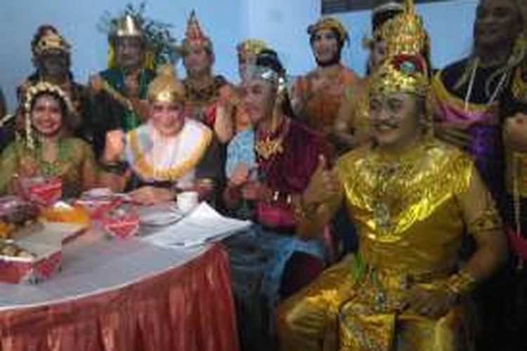 Gubernur Jateng Ganjar Pranowo (kostum merah) dan sejumlah kepala daerah di Jawa Tengah bersiap bermain seni pertunjulan kethoprak di Gedung Tri Bhakti Magelang, dalam rangka HUT ke-66 Jawa Tengah, Sabtu (27/8/2016).