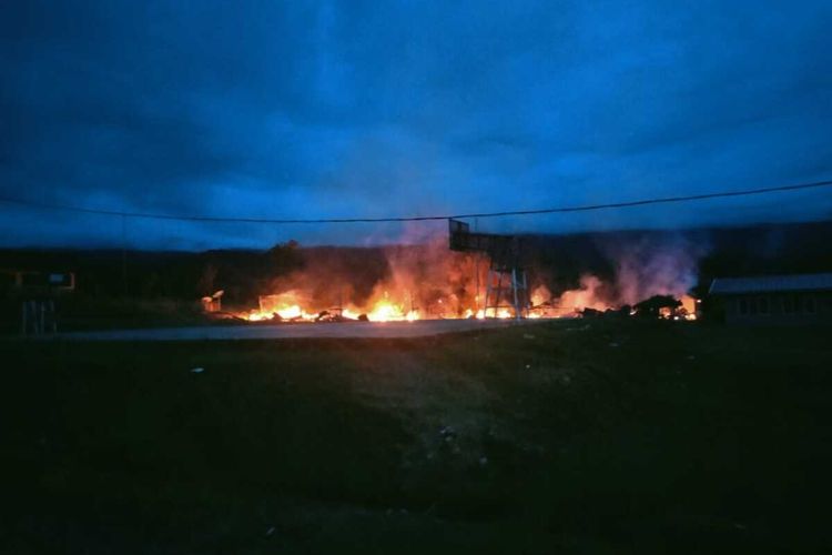 Gedung SMAN 1 Oksibil terbakar akibat ulah KKB, Pegunungan Bintang, Papua, Minggu (5/12/2021)