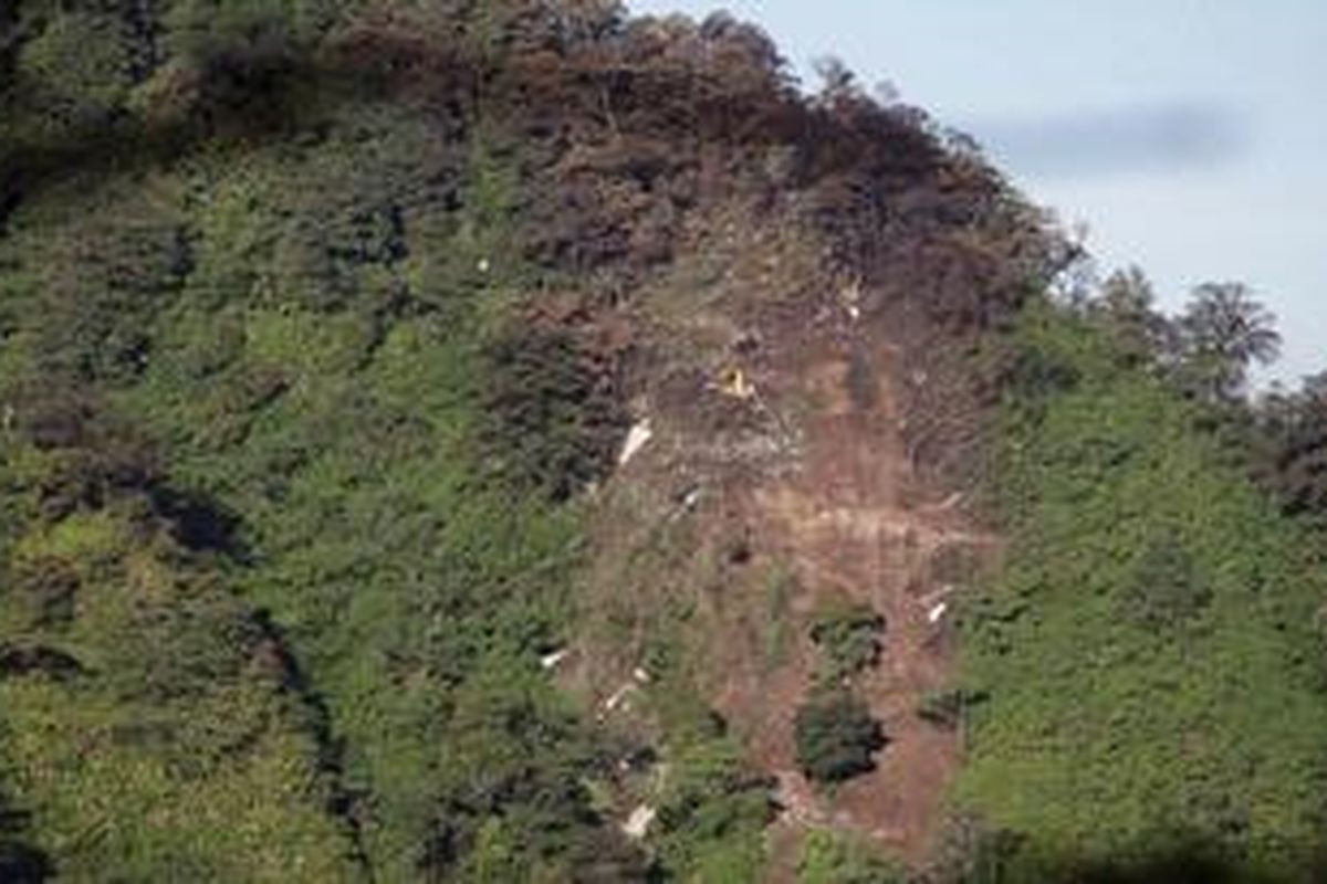 Bagian sayap dan ekor peswat Sukhoi Super Jet 100 ditemukan tim SAR dan Marinir di lereng gunung Halimun Salak sebelah barat jalur pendakian dari Kampung Pasir Manggis, Desa Cipelang Kecamatan Cijeruk, Kabupaten Bogor, Jawa Barat, Jumat (11/5/2012). 