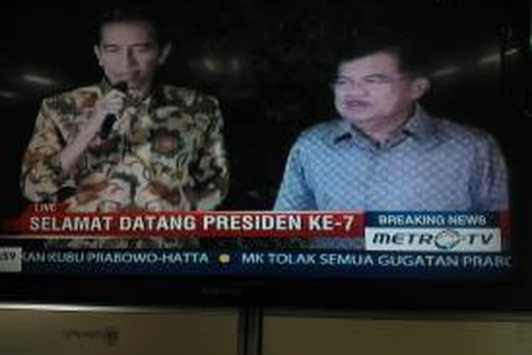 Presiden dan wakil presiden terpilih, Joko Widodo dan Jusuf Kalla, menggelar konferensi pers setelah putusan Mahkamah Konstitusi tentang sengketa hasil pemilu presiden, Kamis (21/8/2014) malam