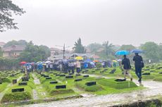 Hujan Deras Mengiringi Pemakaman Suami Najwa Shihab di TPU Jeruk Purut