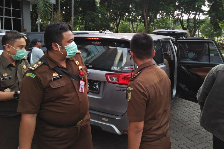 Petugas dari Kejari Gresik membawa serta 12 pegawai BPPKAD Pemkab Gresik, untuk dimintai keterangan.