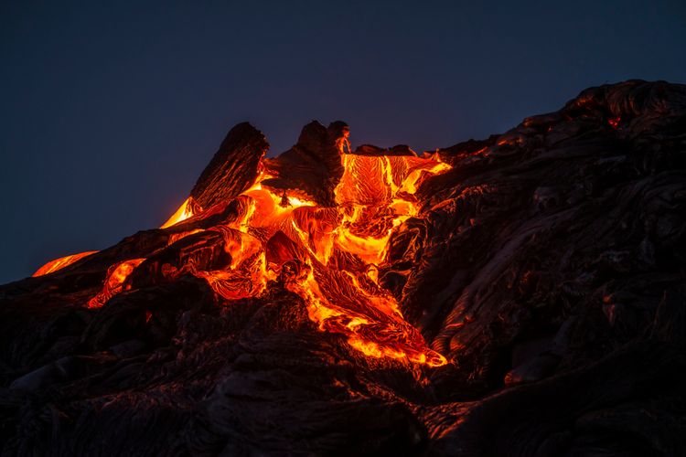 Ilustrasi gunung berapi di Kepulauan Hawaii yang meletus mengeluarkan lava pijar atau lahar.