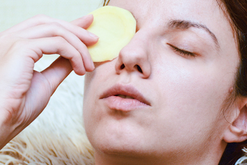 Manfaatkan 4 Bahan Alami yang Ada di Rumah untuk Menghilangkan Flek Hitam di Wajah