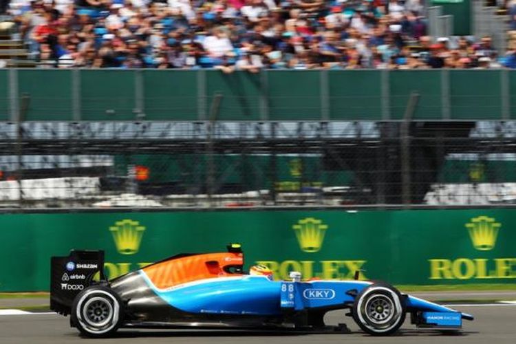 Pebalap Manor Racing asal Indonesia, Rio Haryanto, memacu mobilnya pada sesi latihan GP Inggris di Sirkuit Silverstone, Jumat (8/7/2016).