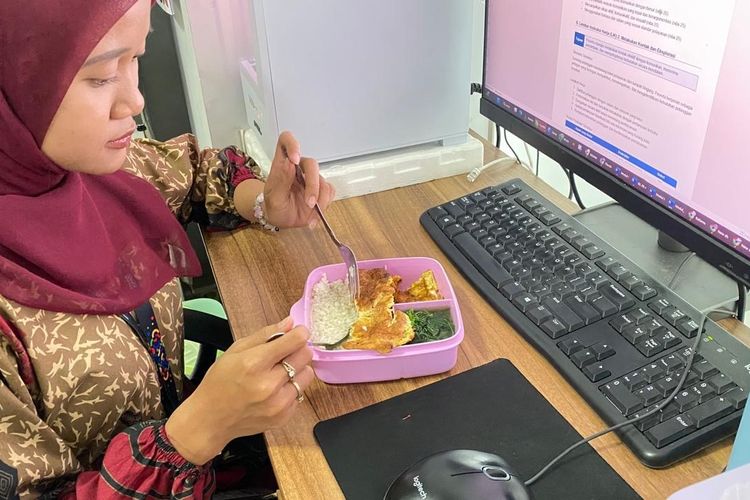 Ekonomi Sulit, Karyawan di Malang Kurangi Nongkrong dan Bawa Bekal ke Kantor