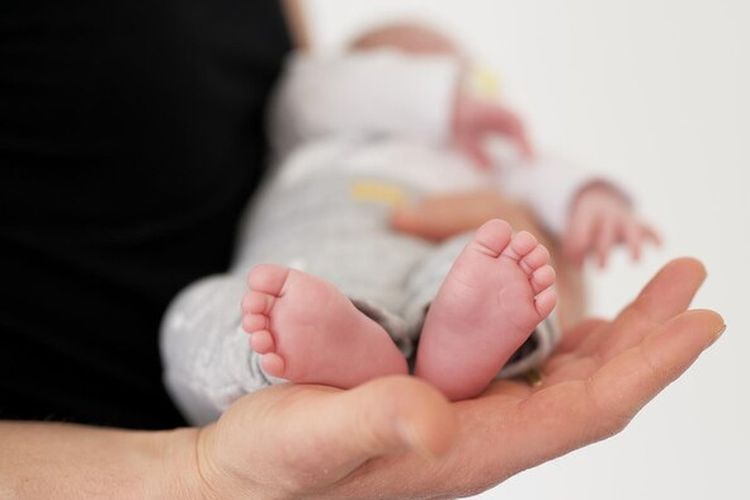 Ilustrasi bayi  Di tengah pelaksanaan ibadah Haji 2025, pasangan suami istri asal Lumajag, Jawa Timur yang tergabung dalam Kloter 83 itu dikaruniai seorang putra yang lahir di Tanah Suci Makkah.