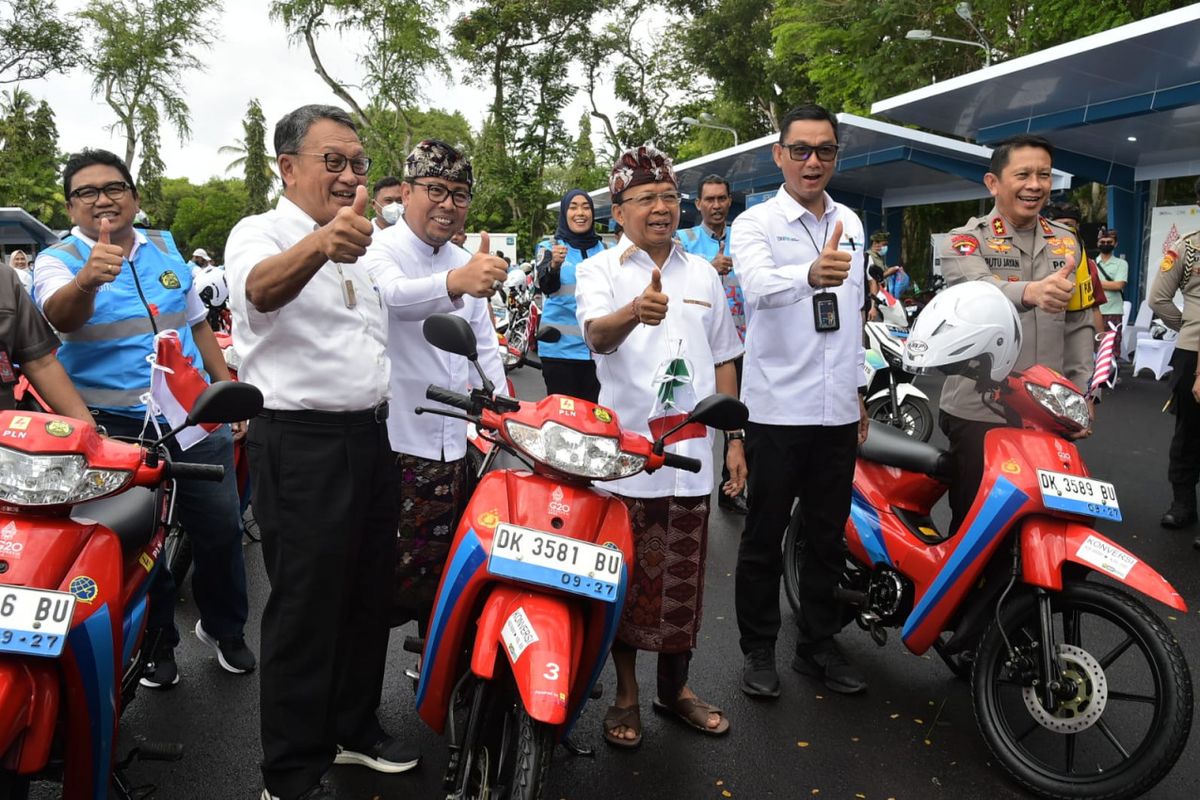 Menteri ESDM Arifin Tasrif mengajak masyarakat Bali untuk mengalihkan kendaraan roda dua berbahan bakar minyak (BBM) yang mereka milik untuk dikonversi menjadi kendaraan listrik agar terwujud Bali industri pariwisata yang bebas emisi.