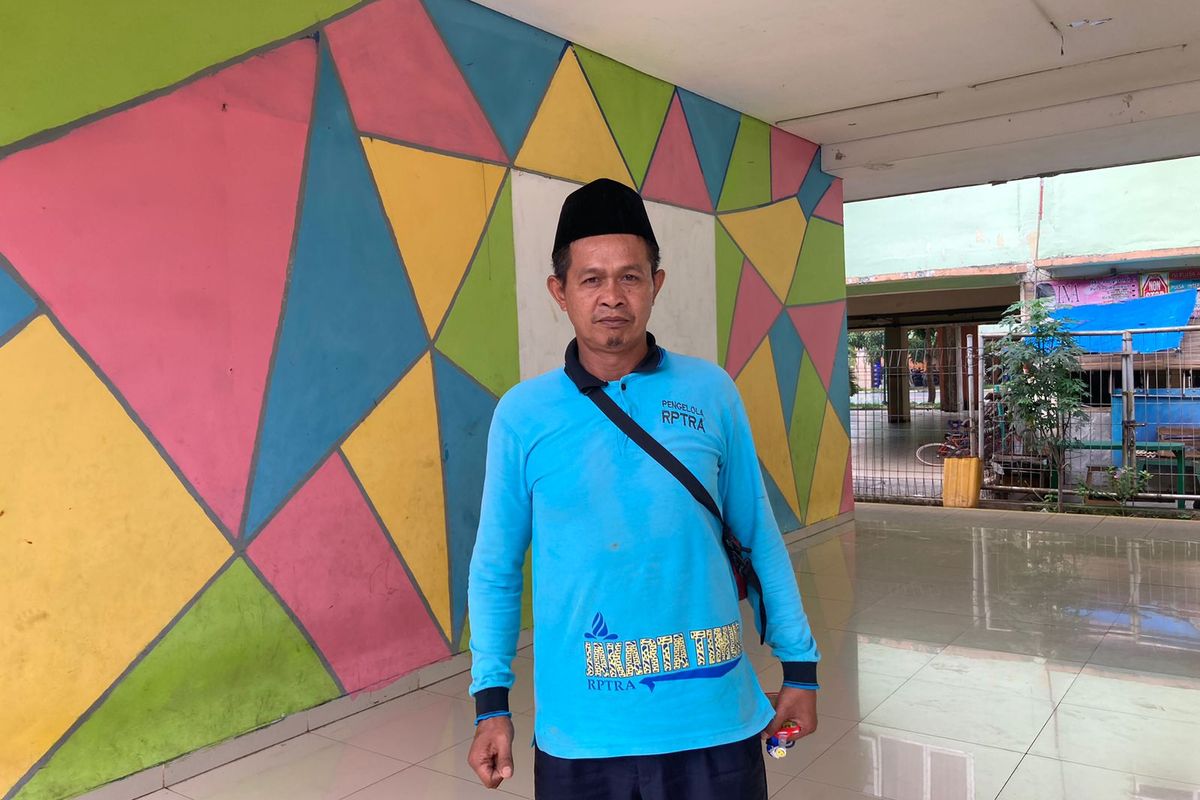 Fuad (45), salah satu penghuni Rusun PIK Penggilingan ketika ditemui Kompas.com di RPTRA Komarudin, Pulogebang, Cakung, Jakarta Timur, Selasa (27/6/2023).