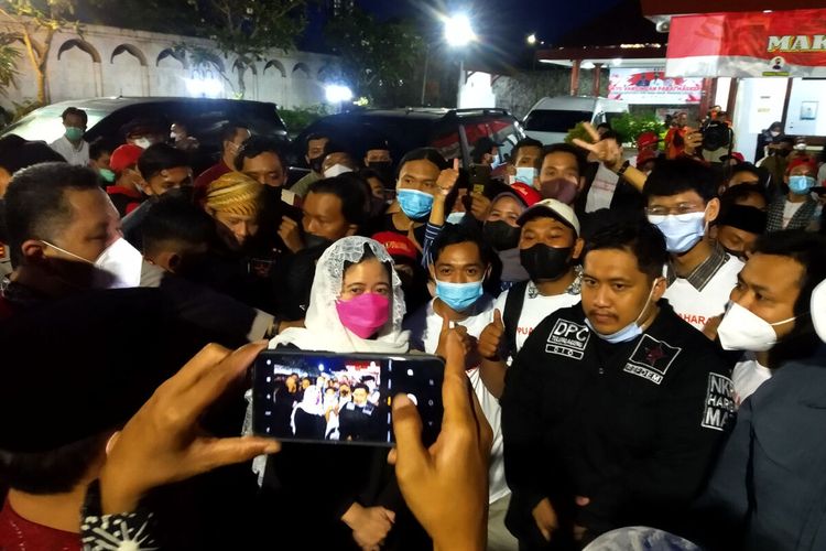 Pemimpin DPR RI Buan Maharani berfoto bersama beberapa pendukungnya di pelataran Makam Pung Karno Kota Plidor, Senin (20/12/2021) malam.
