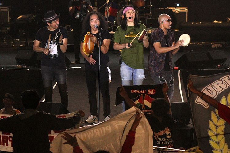 Grup band Slank tampil menghibur penonton pada Konser Musik Untuk Republik di Bumi Perkemahan Cibubur, Jakarta, Minggu (20/10/2019) malam. Pada konser yang berlangsung tiga hari dengan mengusung tema  Bhineka Tunggal Ika  tersebut Slank membawakan sejumlah lagu andalannya diantaranya Bang Bang Tut, Ku Tak Bisa dan Kamu Harus Pulang.