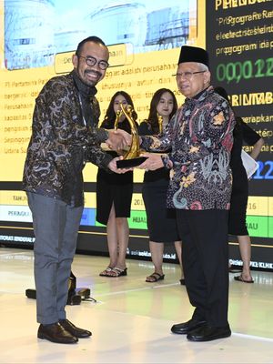 Wakil Presiden (Wapres) Republik Indonesia Ma?ruf Amin menyerahkan penghargaan Program Penilaian Peringkat Kinerja Perusahaan (PROPER) 2023 kepada Pertamina Patra Niaga dari Kementerian Lingkungan Hidup dan Kehutanan (LHK) di Jakarta, Rabu (20/12/2023).
