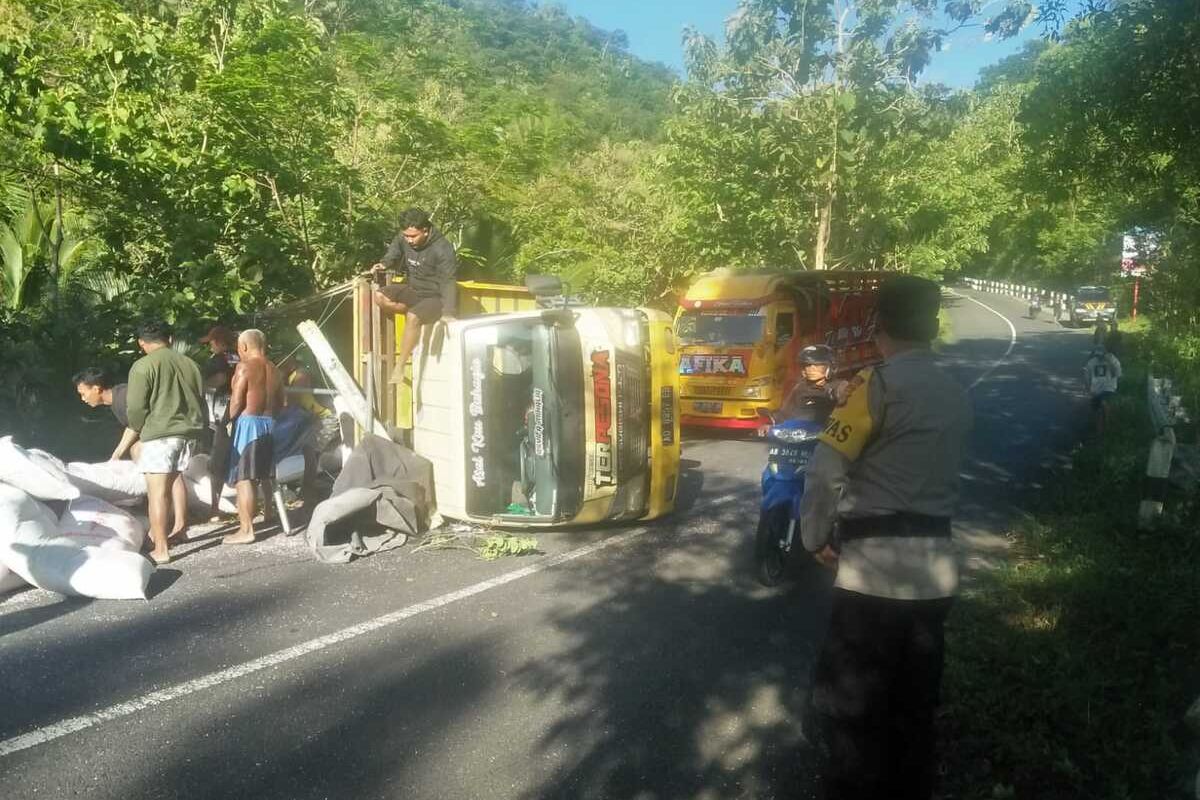 truk terguling -- Evakuasi truk terguling di Jalan Janti – Go Kiskendo wilayah Pedukuhan Sekaro, Kapanewon Girimulyo, Kabupaten Kulon Progo, Daerah Istimewa Yogyakarta. Warga menyebutnya tanjakan Bibis. Tanjakan ini memiliki kemiringan ekstrem, panjang dan berkelok. Kendaraan kerap tidak kuat menanjak maupun turun. Tidak sedikit yang terlempar ke luar jalur.