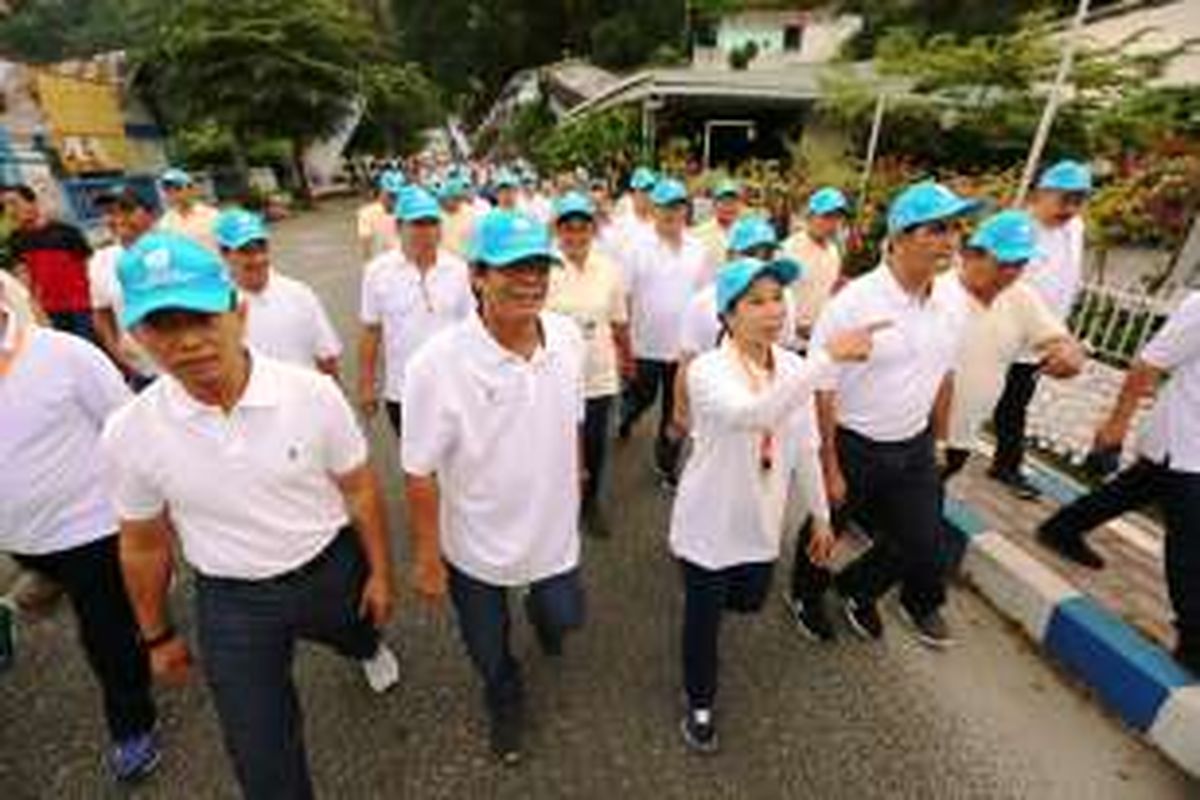 Menteri BUMN Rini Soemarno, Dirut PTPN III Elia Massa Manik dan Bupati Simalungun JR Saragih saat perayaan HUT Kementerian BUMN di Danau Toba, Parapat, Sumatera Utara, Sabtu (28/5/2016)