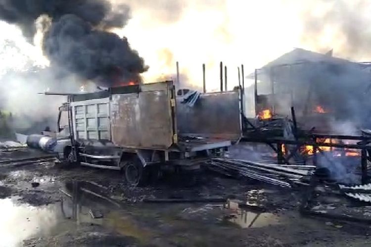 Sebuah mobil truk yang terbakar di lokasi kebakaran kios BBM di Malinau Kaltara