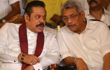 Dua bersaudara di masa yang lebih cerah (2018): Mahinda (kiri) dan Gotabaya Rajapaksa keduanya pernah menjabat sebagai presiden Sri Lanka.