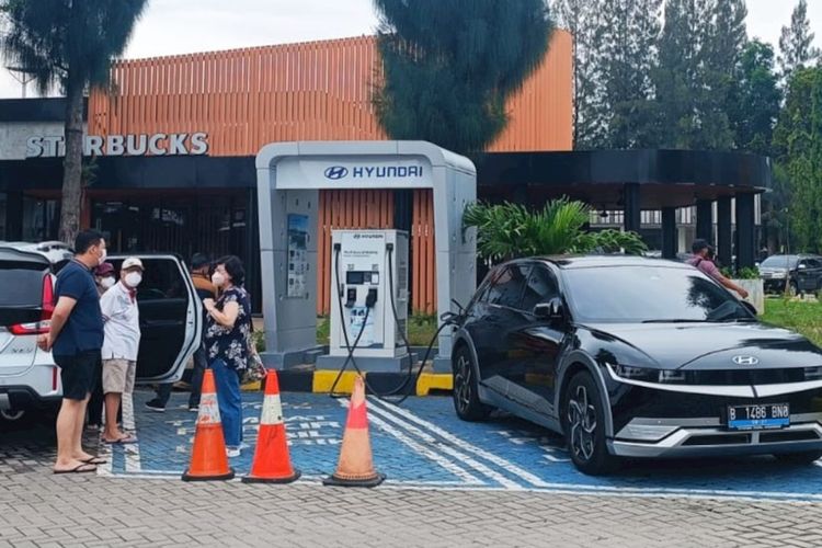 Kementerian PUPR siapkan SPKLU tambahan di ruas tol fungsional. Berikut adalah daftar rest area dengan Charging Station atau Stasiun Pengisian Kendaraan Listrik Umum (SPKLU) di Tol Trans Jawa.