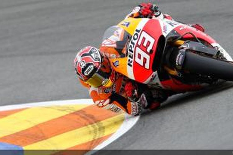 Pebalap Repsol Honda asal Spanyol, Marc Marquez, melaju di Sirkuit Valencia pada sesi kualifikasi GP Spanyol, Sabtu (8/11/2014).