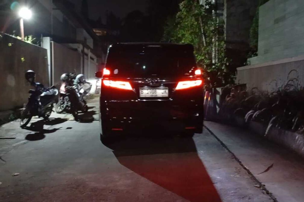 Sebuah mobil hitam Toyota Alphard berplat B 1908 JK keluar dari rumah Ridwan Kamil di Jalan Gunung Kencana, RT06/RW06, Kelurahan Ciumbuleuit, Kecamatan Cidadap, Kota Bandung, Jawa Barat, Sekitar pukul 20.12 WIB, Senin (10/3/2025).