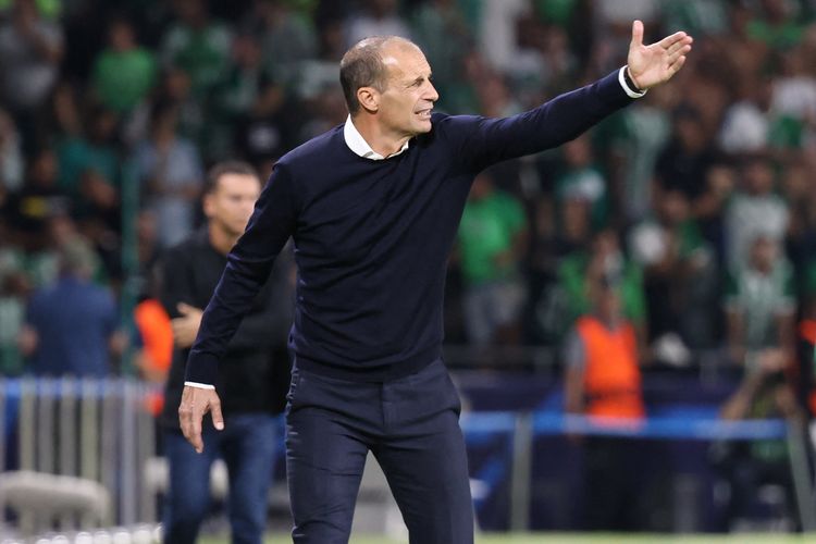 Pelatih Juventus Massimiliano Allegri mengarahkan para pemainnya pada pertandingan Grup H Liga Champions UEFA antara Maccabi Haifa vs Juventus di Stadion Sammy Ofer di Haifa pada 11 Oktober 2022. Terbaru, Allegri dikabarkan mendapat tawaran melatih klub Arab Saudi yang bersedia membayarnya 30 juta euro (sekitar Rp 489,729 miliar) per musim. 