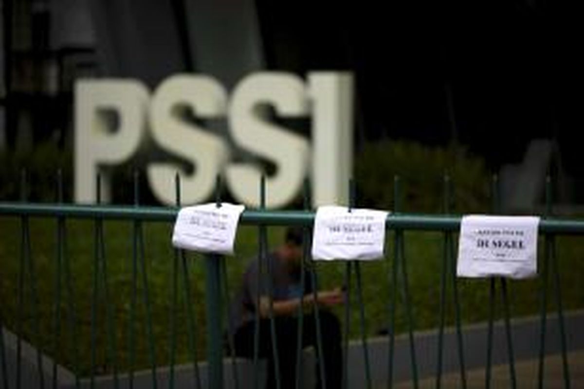 Pintu gerbang Kantor PSSI di Senayan, Jakarta, disegel oleh massa dari Pecinta Sepakbola Indonesia, Minggu (19/4/2015). Menteri Pemuda dan Olahraga (Menpora) Imam Nahrawi menjatuhkan sanksi administratif kepada PSSI yang isinya memutuskan pemerintah tidak mengakui seluruh kegiatan PSSI, termasuk hasil KLB di Surabaya yang memilih kepengurusan periode 2015-2019.