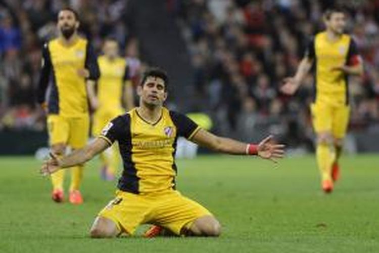 Penyerang Atletico Madrid, Diego Costa, merayakan golnya ke gawang Athletic Bilbao, pada lanjutan Primera Division La Liga, di San Mames, Sabtu (29/3/2014).