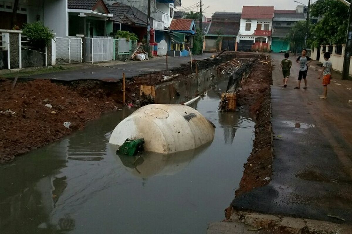 Truk molen yang tercebur di Perumahan Pondok Benda Indah Jalan Bumi Raya, Pamulang, Tangerang Selatan (Tangsel), Senin (28/10/2019) malam, telah di evakuasi. Namun sisa komponen truk pengangkut semen yang masih tersisa menjadi tempat bermain anak. 