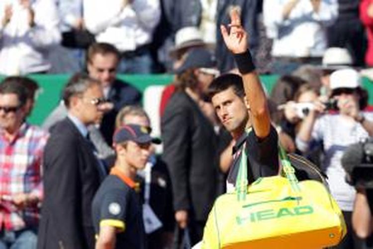 Petenis Serbia Novak Djokovic melambaikan tangan ke penonton saat meninggalkan lapangan setelah kalah dari petenis Swiss Roger Federer, pada semifinal Monte Carlo Masters di Monaco, Sabtu (19/4/2014).