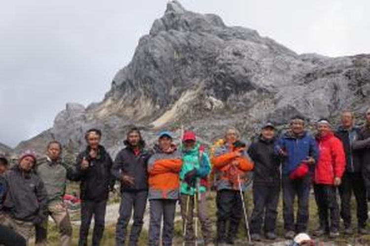 Seberapa Mahal Pendakian Gunung Carstensz Di Papua