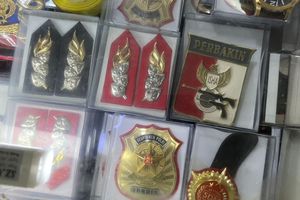 Atribut Polri di Blok M Dijual Ketat, Hanya Dapat Dipesan oleh Anggota Resmi