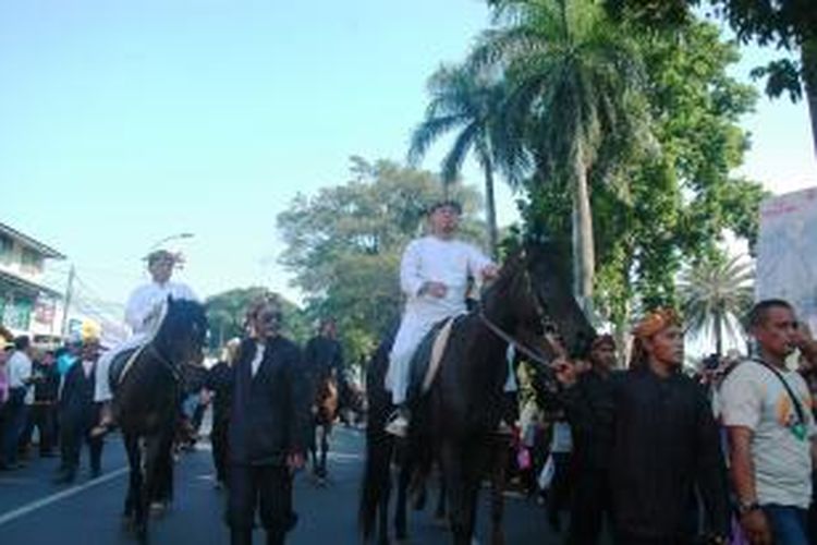 Wali Kota Bogor, Bima Arya Sugiarto, memimpin parade Helaran Festival Budaya 2015 dengan menunggangi kuda, Sabtu (30/5/2015). Acara Helaran Festival Budaya inidigelar sebagai rangkaian menyambut Hari Jadi Bogor(HJB) ke-533. K97-14