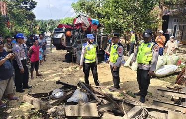 Rem Blong, Truk Pengangkut Alat Berat Hantam Tebing di Banyumas, 2 Tewas