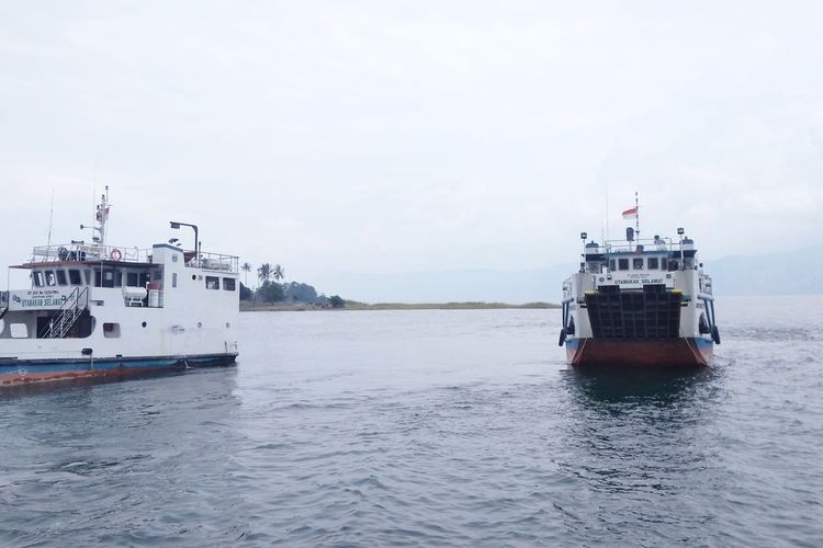 Foto: Kapal Ferry KMP (Kapal Motor Penyeberangan) di Perairan Pelabuhan Tigaras Kabupaten Simalungun. 