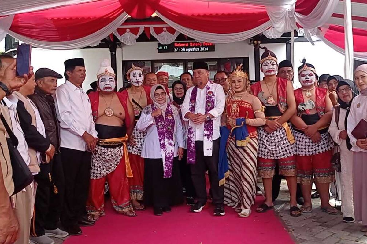 Diiringi punakawan, semar, gareng, petruk dan bagong aslon Nanik Endang Rusminiarti dan Suyatni mendaftar ke KPU Kabupaten Magetan, Rabu (28/8/2024).