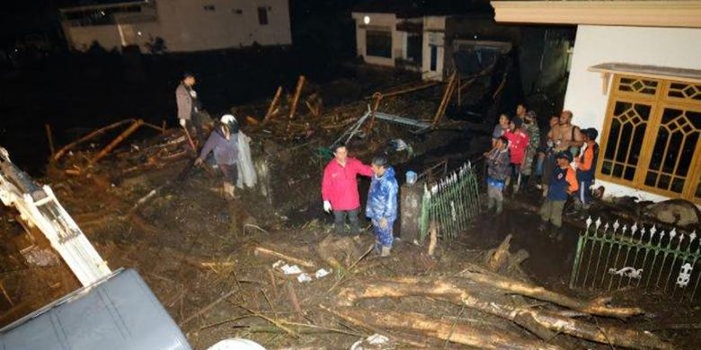 Proses evakuasi material untuk mencari keberadaan Fery dan anaknya yang dilaporkan terpendam di Dusun Gintung, Desa Bulukerto, akibat banjir bandang di Batu. 
