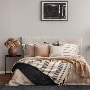 Ilustrasi kamar tidur dengan nuansa warna netral, kamar tidur bergaya Skandinavia.
