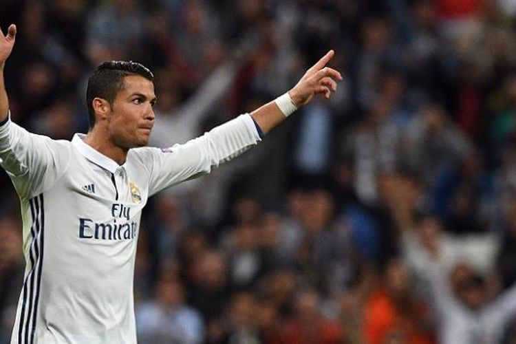 Penyerang Real Madrid, Cristiano Ronaldo, sukses mencetak gol ke gawang Sporting CP dalam laga Liga Champions di Stadion Santiago Bernabeu, 14 September 2016.