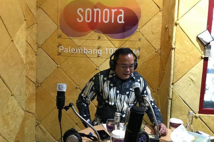 Bupati Dodi Reza saat on air di radio Sonora Palembang, pada Selasa (17/06/2020).