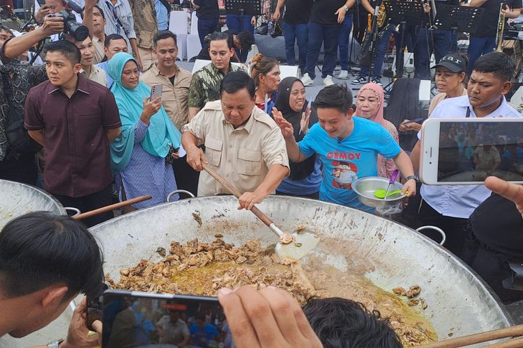 Capres nomor urut 2 Prabowo Subianto masak besar di Cilincing, Jakarta Utara (Jakut), Jumat (8/12/2023). 
