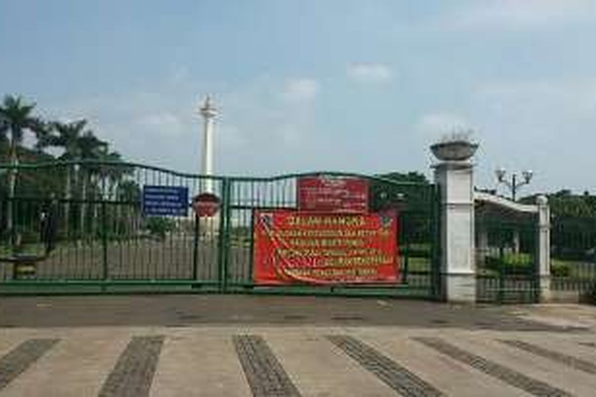 Suasana di pintu Monumen Nasional (Monas) sekitar Stasiun Gambir, Jakarta Pusat, Minggu (10/4/2016). Sejak Sabtu (9/4/2016) lalu, delman dilarang beroperasi di seluruh kawasan Monas.