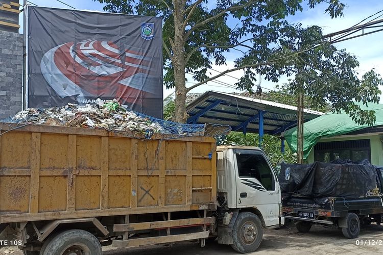 Truk pengangkut sampah di TPA Kebon Kongok Lombok Barat