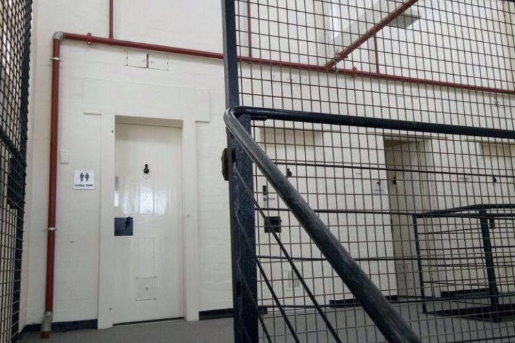 Teralis yang menyekati antara ruang asrama dengan lorong lantai satu di Fremantle Prison YHA, Fremantle, Australia Barat, Minggu (10/9/2017)