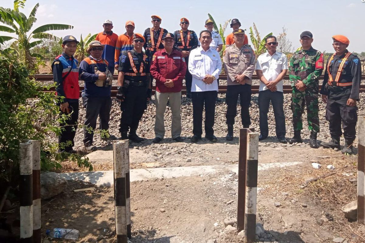 Perwakilan pihak terkait usai penutupan perlintasan sebidang liar di KM 192+6/7 di wilayah Dusun Gajah, Desa Rejosari, Kecamatan Deket, Lamongan, Jawa Timur, Rabu (30/10/2024).