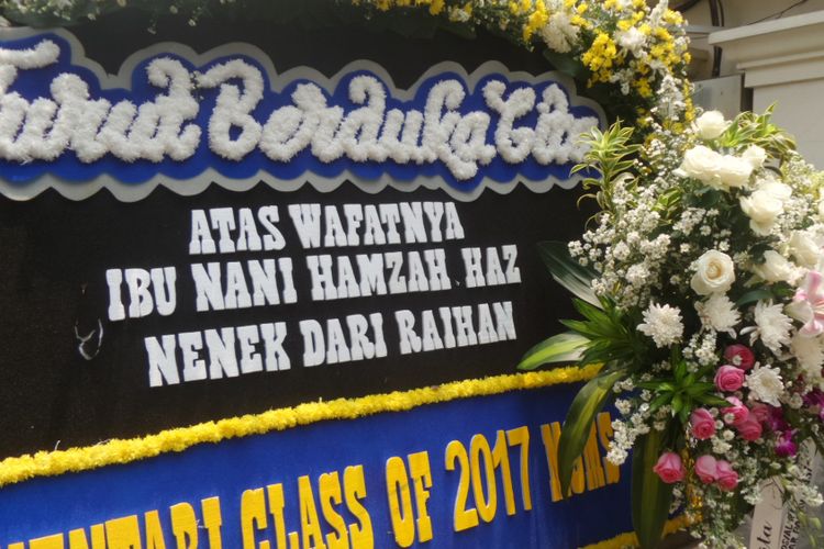 Karangan bunga duka cita atas wafatnya Asmaniah, istri Wakil Presiden ke-9 RI Hamzah Haz di kediaman Hamzah Haz di Jalan Patra Kuningan Jakarta, Selasa (12/9/2017).