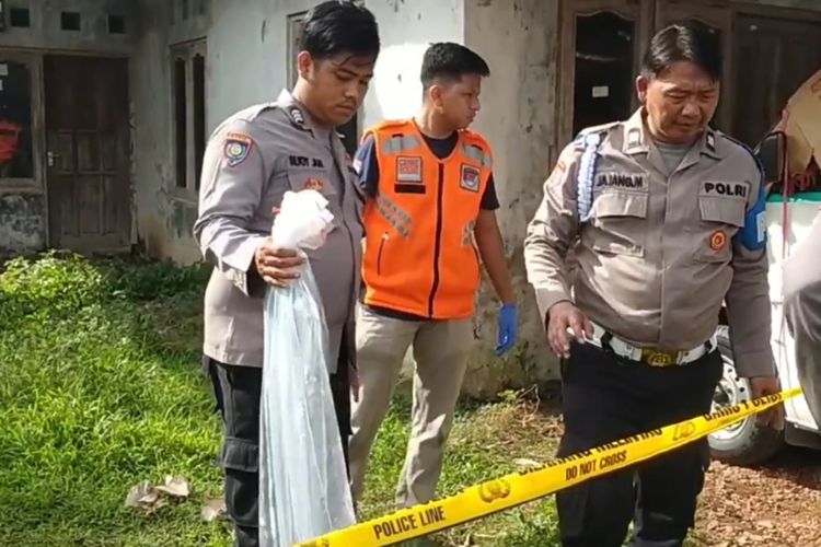 Kapolsek Arahan bersama Humas Polres Indramayu memberikan keterangan terkait penemuan mayat tanpa identitas di samping rumah kosong Kecamatan Arahan Kabupaten Indramayu, Rabu (24/1/2024).