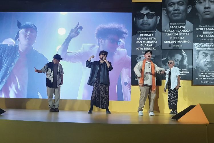 Kunto Aji bercerita tentang momen penulisan lagu Menjadi Indonesia bersama Iwa K, Tuantigabelas, dan Kill the DJ.