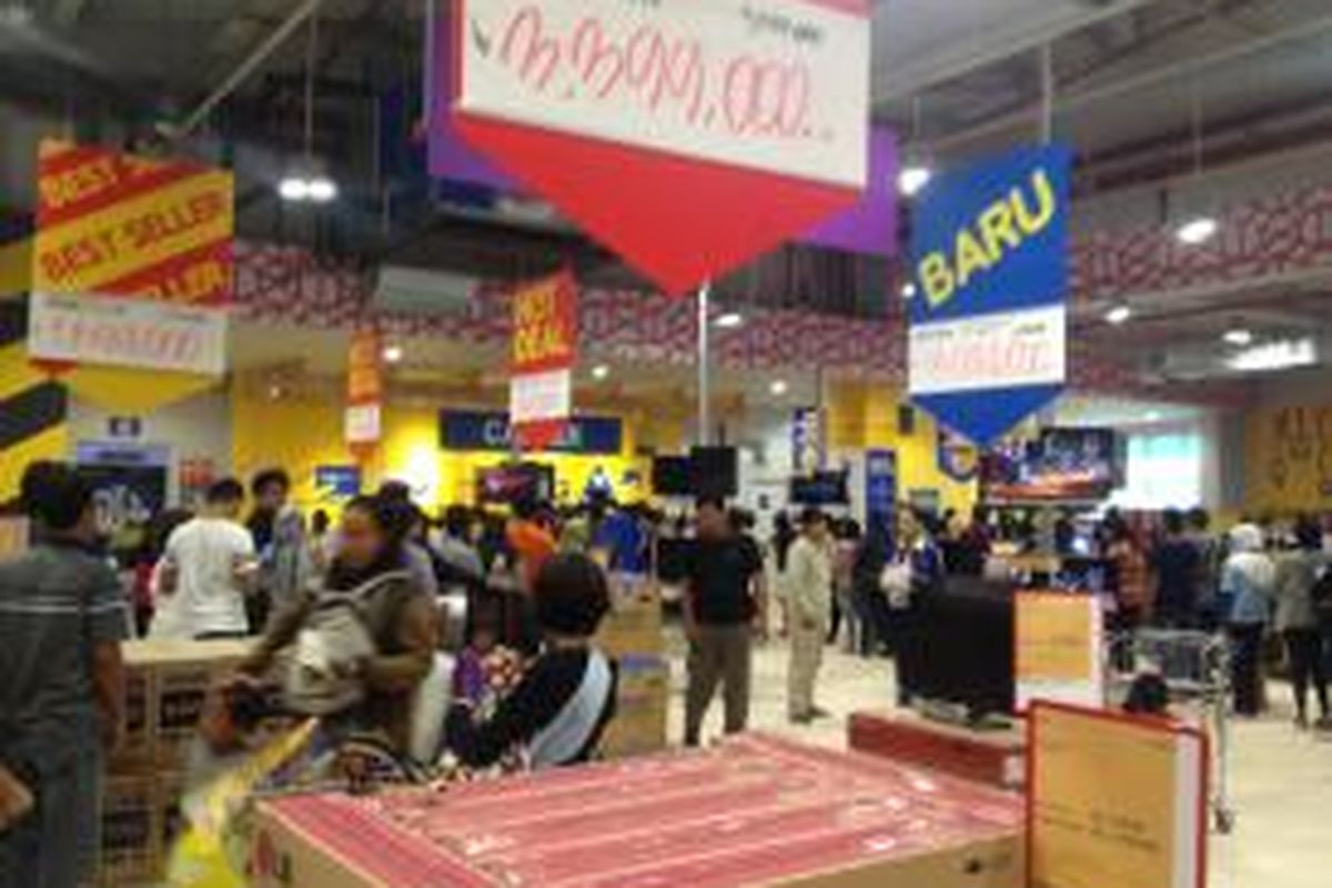 Pengunjung memadati Courts Megastore, di Kota Harapan Indah, Bekasi, Sabtu (18/10/2014). 