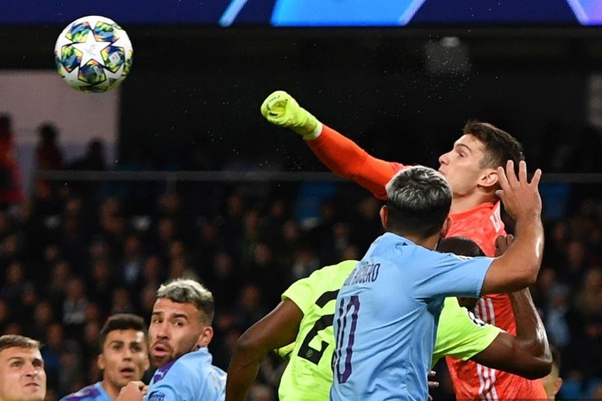 Dominik Livakovic meninju bola pada pertandingan Manchester City vs Dinamo Zagreb dalam lanjutan Liga Champions di Stadion Etihad, 1 Oktober 2019. 