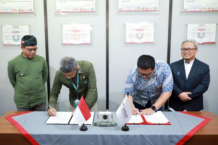 Penandatanganan Memorandum of Agreement (MoA) antara Fakultas Ilmu Terapan Universitas Telkom dengan Dinas Pekerjaan Umum dan Tata Ruang (DPUTR) Kabupaten Bandung, di Gedung Selaru, Fakultas Ilmu Terapan Universitas Telkom, Jumat (5/7/2024).